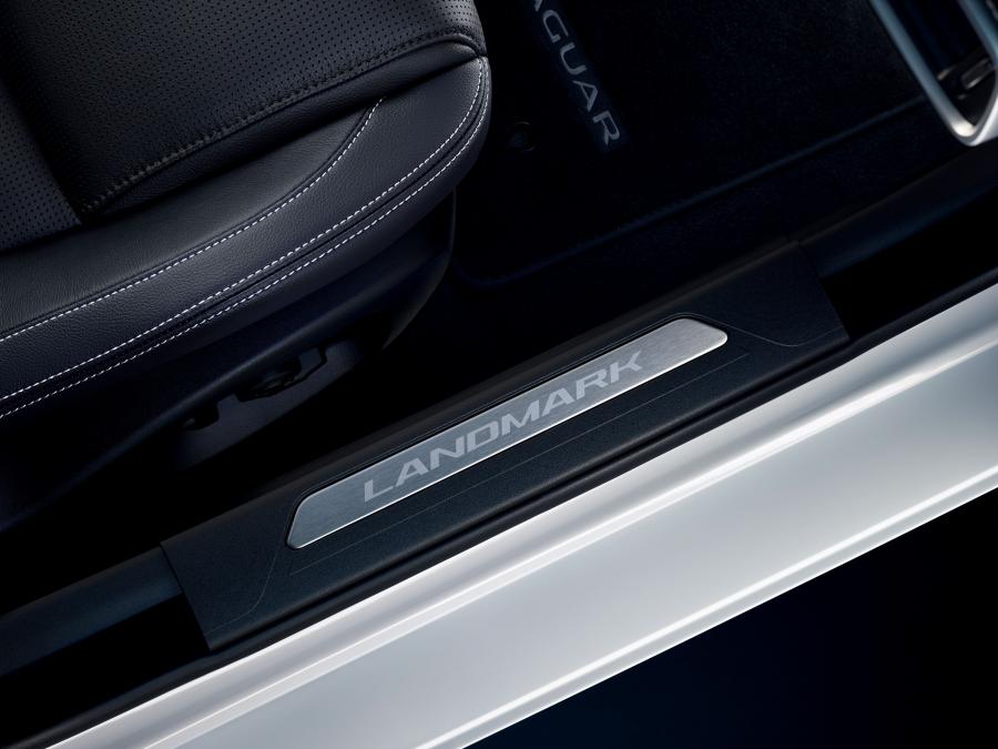 Детали интерьера Jaguar XE Landmark Edition 2018 года  (WW) (фото 8 из 8)